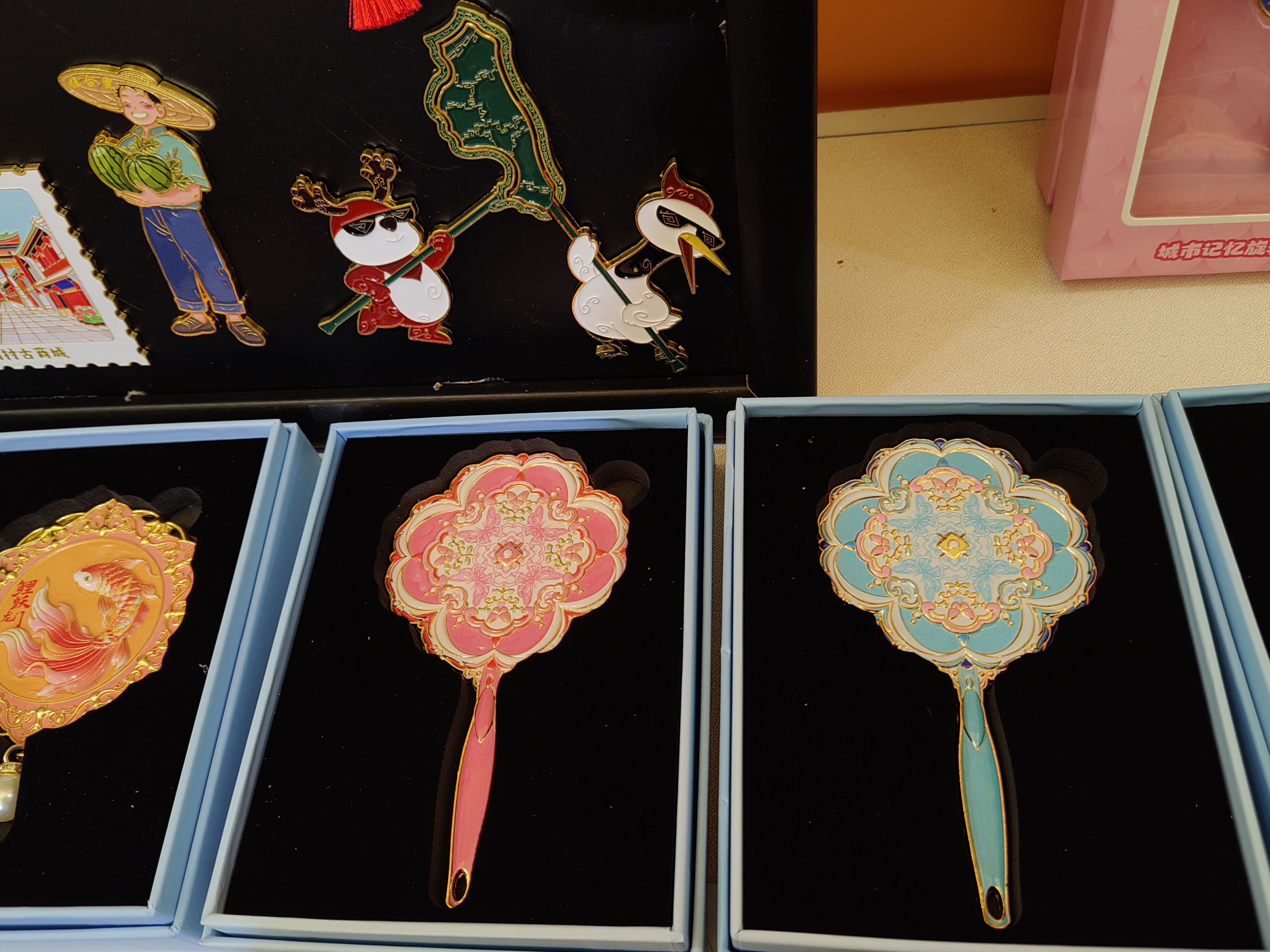 Bonnie Craft exhibe varios imanes para refrigeradores en el nuevo centro internacional de exposiciones de Shanghai